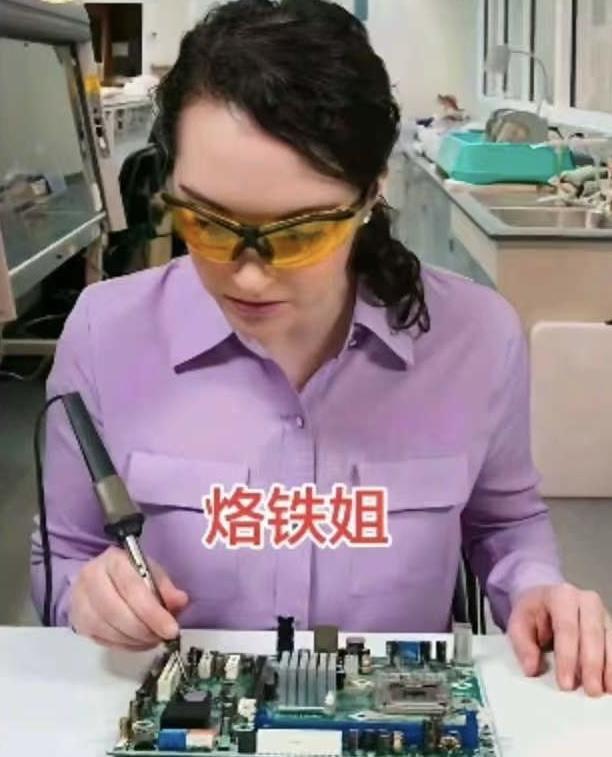 现在还有人，还有多少人一一记得这位曾经闻名遐迩的“烙铁姐”吗？
烙铁姐