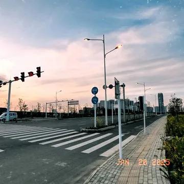 歌超级好听，我于来生的路口等候你，若来生还能与你相逢，我愿守护你永不离弃。完整播