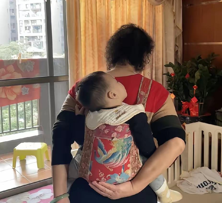 父亲到女儿家，进门看见亲家母背着娃拖地，闺女坐沙发上刷手机。他二话没说，冲进房间
