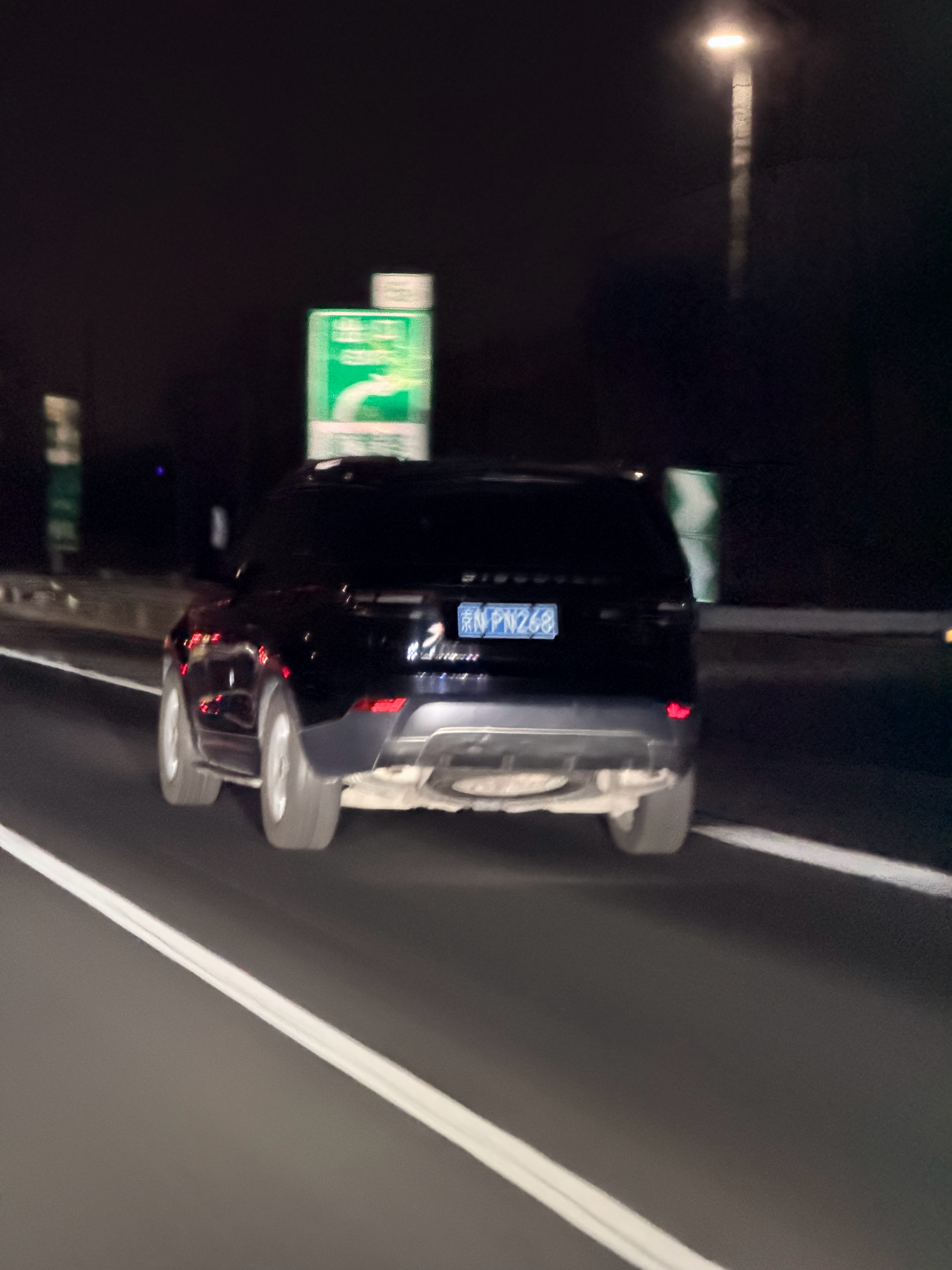 总有人晚上开车不开灯，是为了省油么？猜猜什么车？看起来确实费油。 