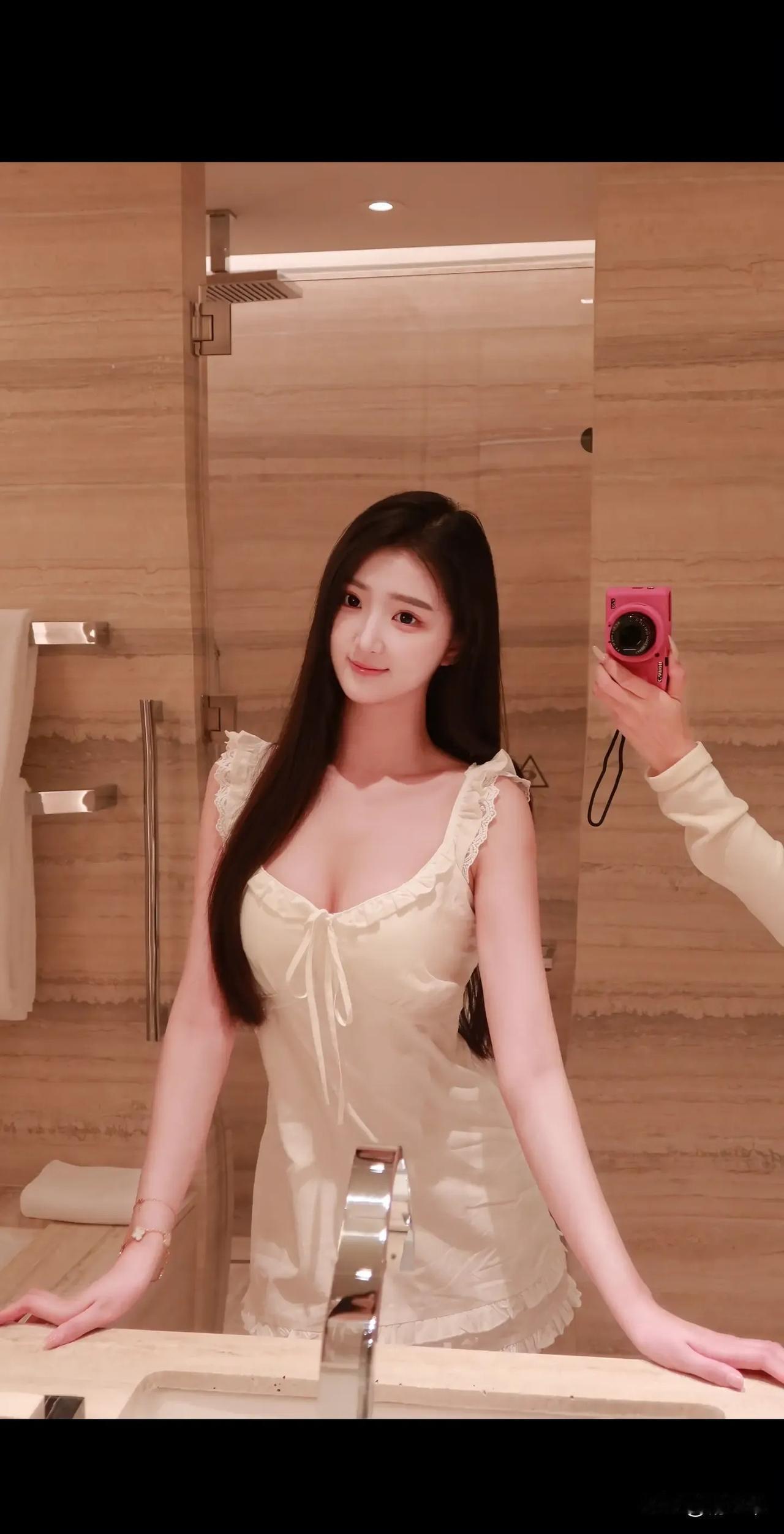 浴室自拍，清新甜美，粉色相机，少女心满满