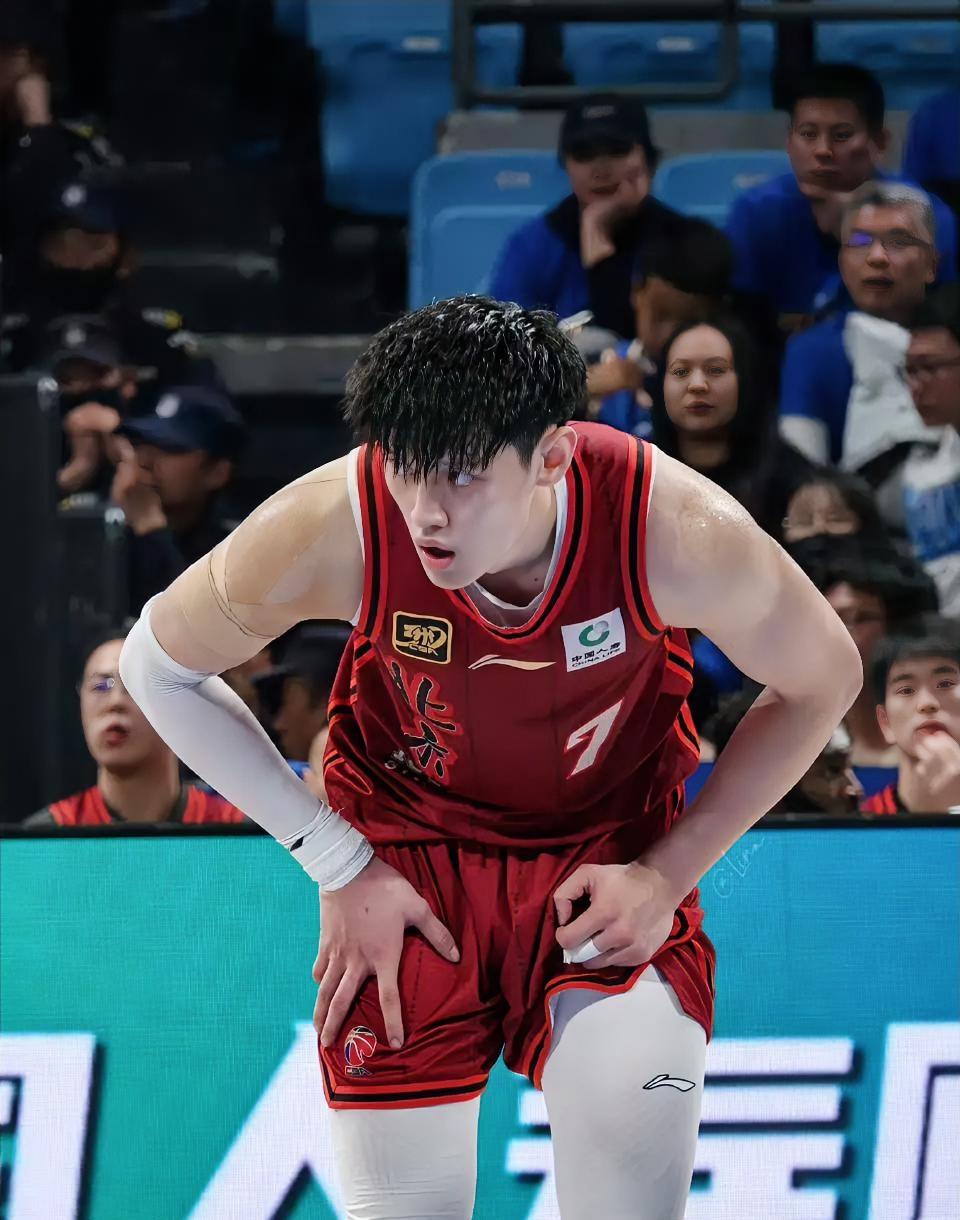 周琦伤退，CBA常规赛北京84-90不敌山西，这4位球员必须为输球负责！
1. 