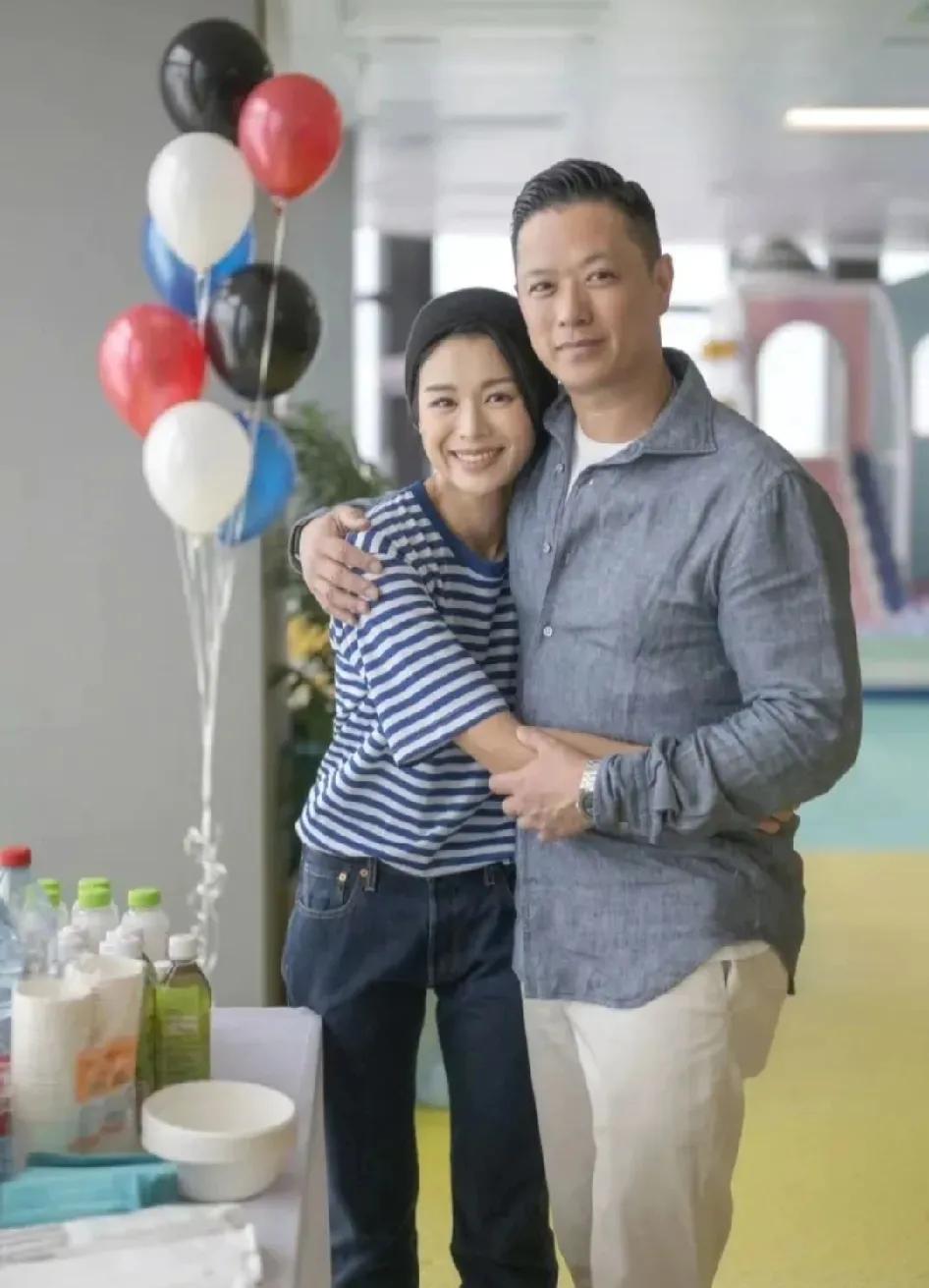 相亲相爱的胡杏儿夫妇
这画面，浪漫甜美，真美好
发现了吗？胡杏儿的气质真的特别好
