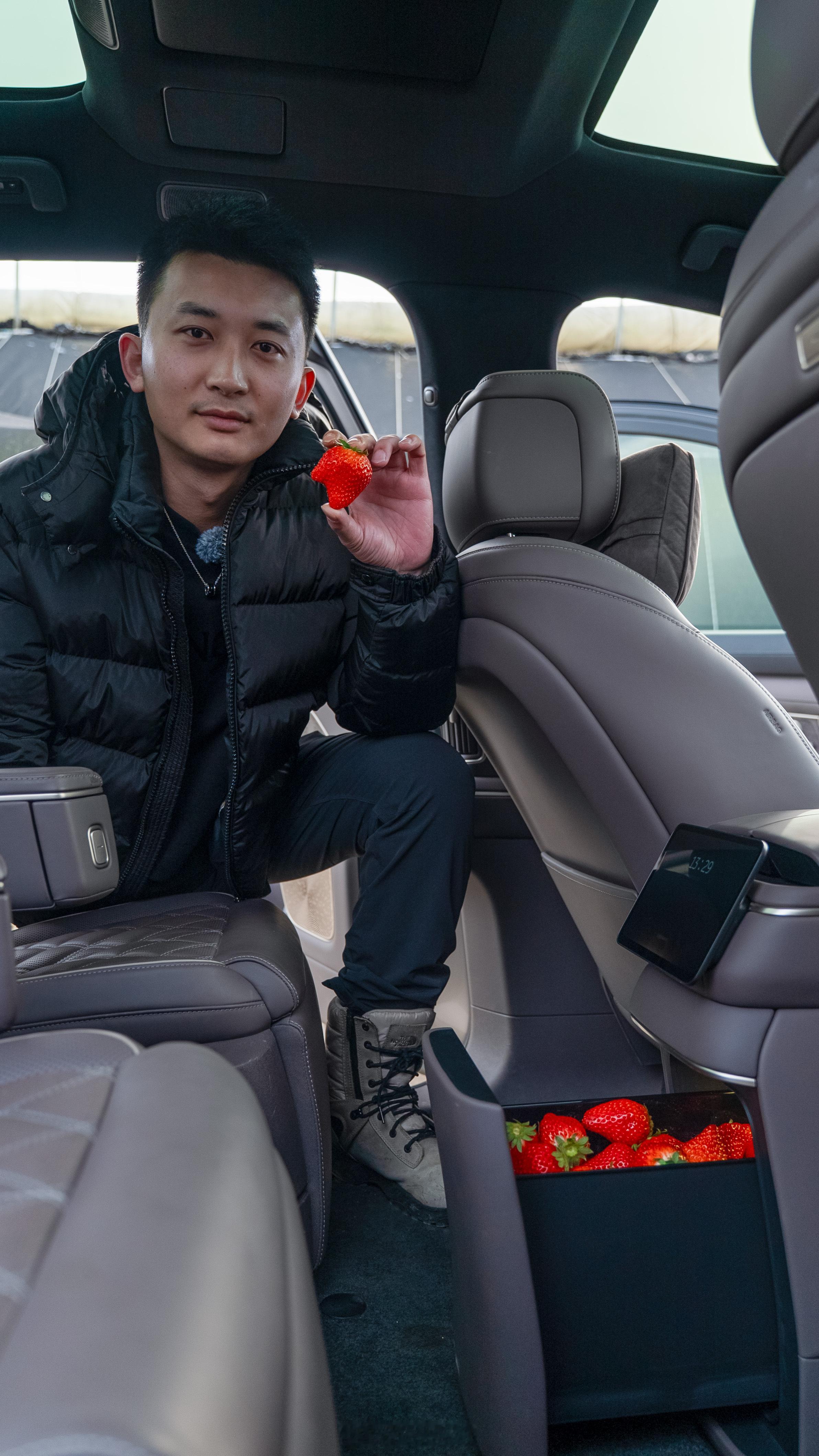 草莓这些年可冤死了大棚里种的草莓真的不脏，但是露天种的确实有很多灰尘。所以为什么