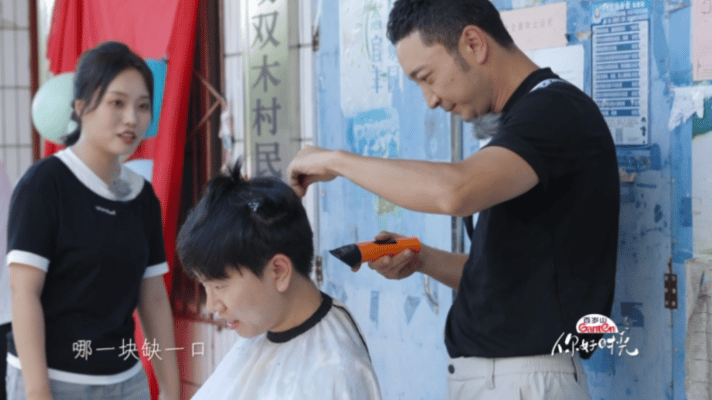 尼格买提变托尼尼格买提变身理发托尼《你好时光》小尼解锁托尼体验卡，拿起理发工具给