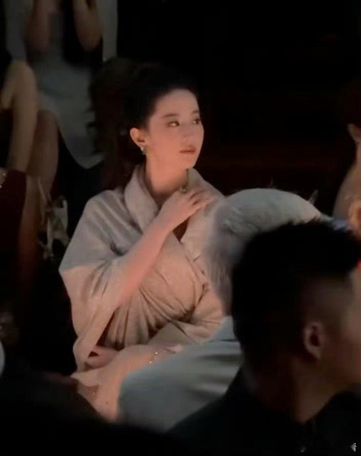 刘亦菲灯光越暗越美丽刘亦菲左手设计总监右手现任总裁谁被晚宴暗光里的刘亦菲惊艳到，