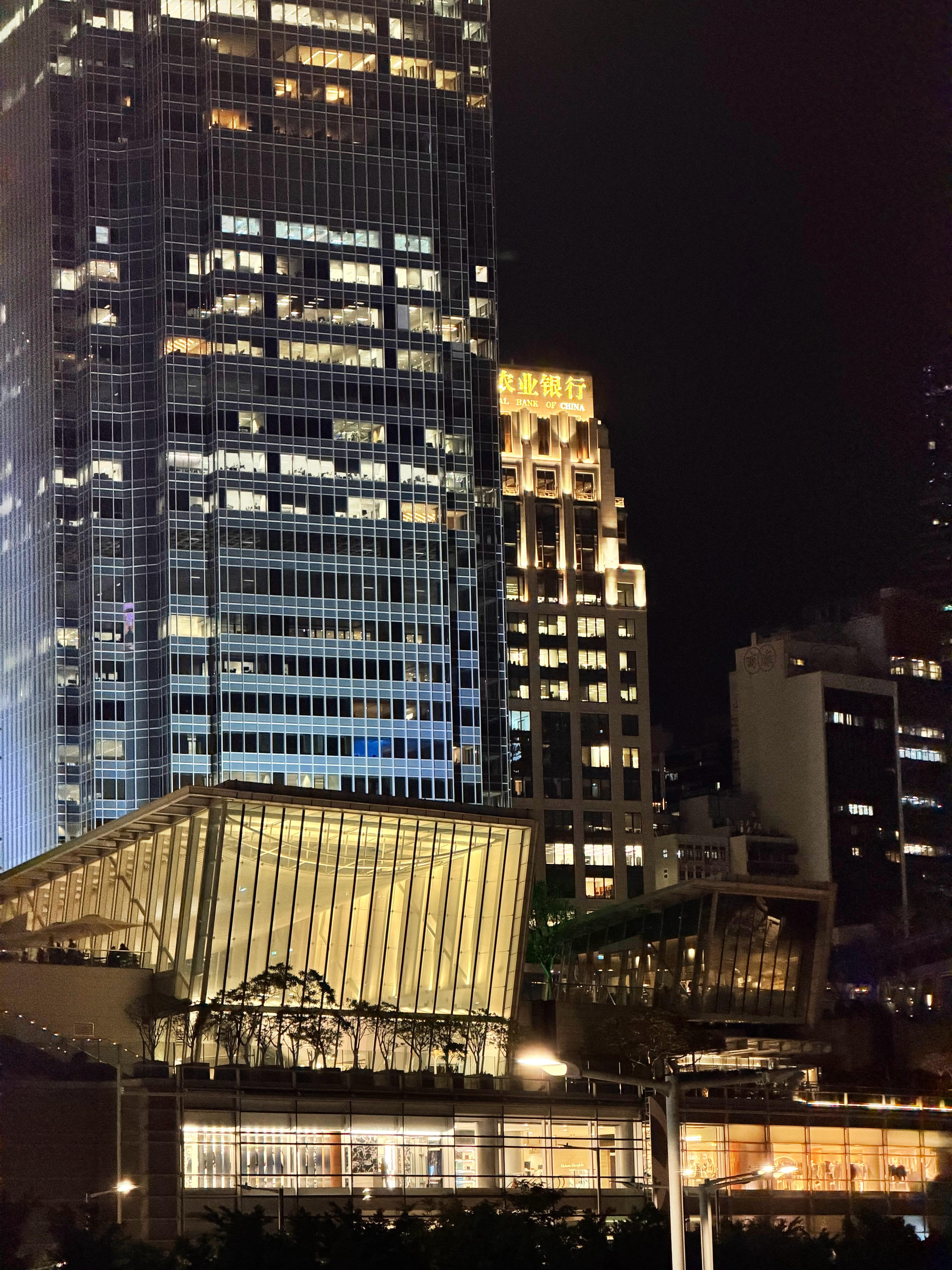 Apple IFC依旧存留着当年的韵味，和Apple益田假日一样，有一种金属冷质