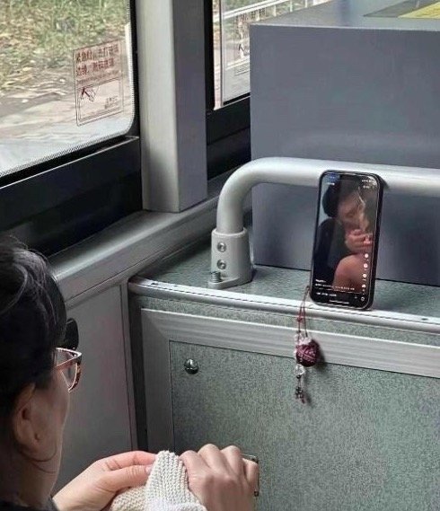 真丢人啊，在公交车上看这种小视频... 