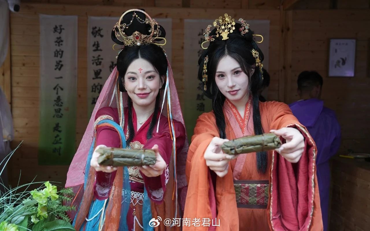 当槲叶包裹的粽香在云雾中飘散，老君山的端午宛如一幅徐徐展开的古韵画卷。在这里，一
