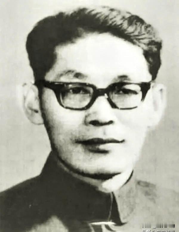 国务院副秘书长冯铉完整史料简介。
 
冯铉原名冯鼎铉，曾用名肖立，1915年5月