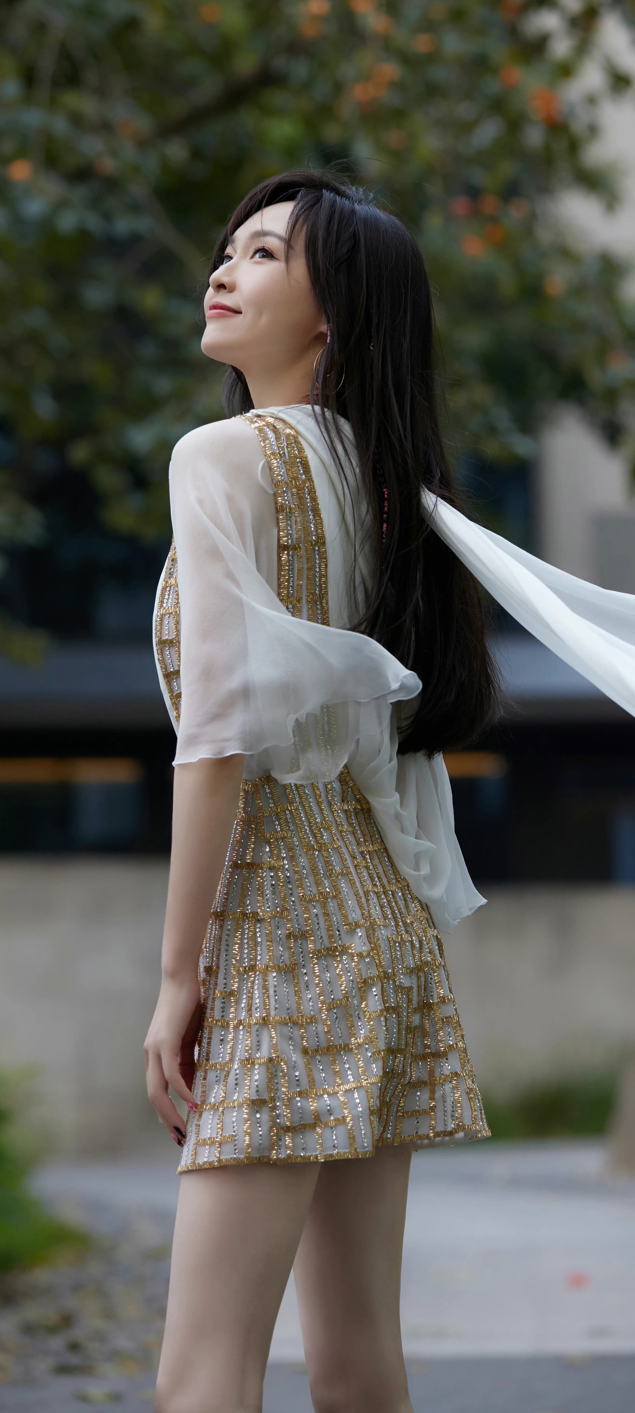 唐嫣裙装穿搭全屏手机壁纸，糖糖这大长腿确实让人羡慕。唐嫣