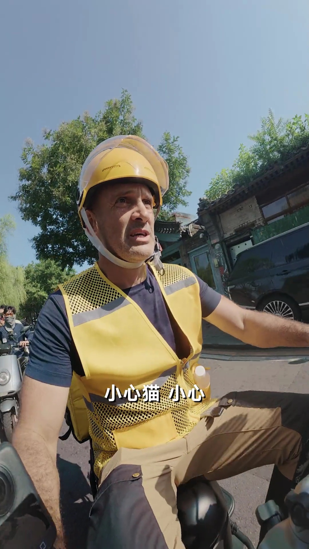 德爷很有公德心，骑车提醒小心马路上的猫，捡起来路上的矿泉水瓶。 ​​​