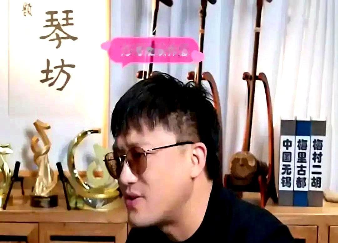 停播4天，底裤都快赔掉了。
观众跑了92%，流水更惨，直接崩了85%。
看着二饼