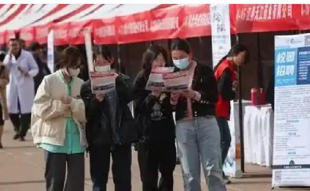 曾经被大力催婚的八零后为人父母后，普遍不再强求子女结婚生育，不少人接纳孩子独身、