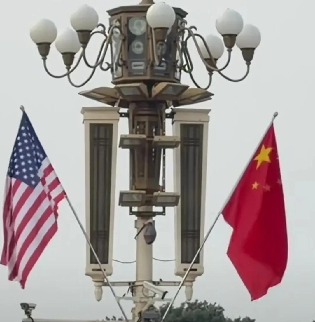 北京长安街天安门前悬挂中美两国国旗。