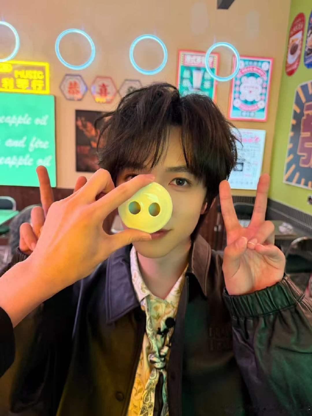 宋亚轩镜头下的贺峻霖宋亚轩记录的贺峻霖瞬间  宋亚轩镜头下的贺峻霖好可爱～ 