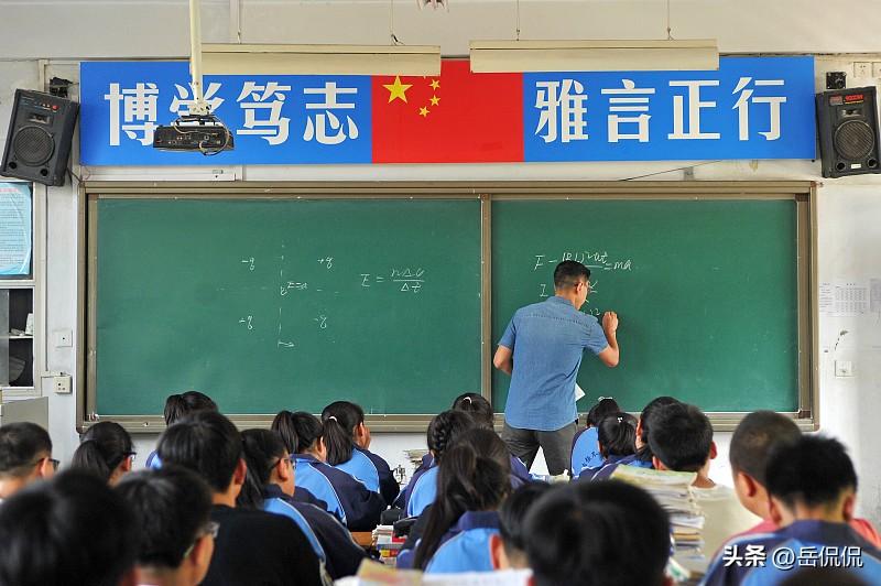 要说学生时代影响最大的，是初中那位数学老师。这人看着大大咧咧，说话直来直去，一点