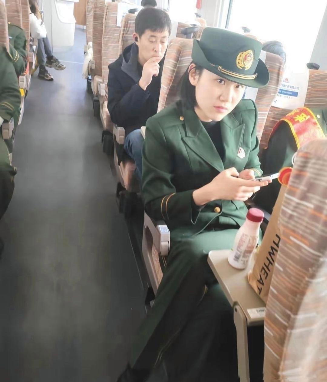 火车上遇到1位退役女兵，又飒又好看，皮肤特别白，这气质在部队里绝对是军官级别，太