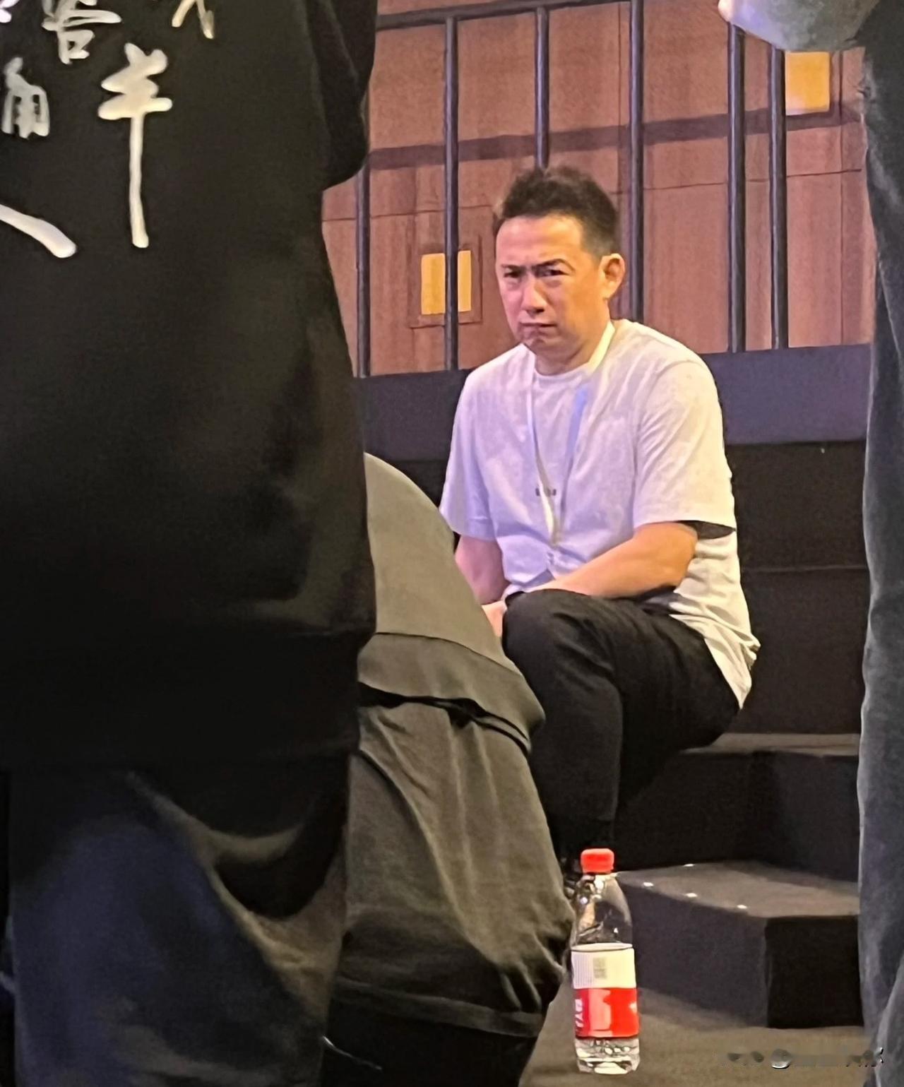 只要看过爸爸去哪儿和极挑的人，都不会黑黄磊。他把多多教得善良大方，他自己对孩子也