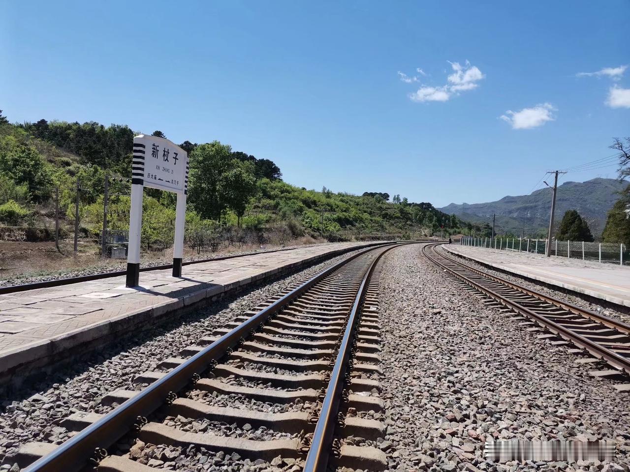 我曾经心血来潮，跑去承德，专门坐了两块钱的绿皮火车——6420次。这趟列车承德至