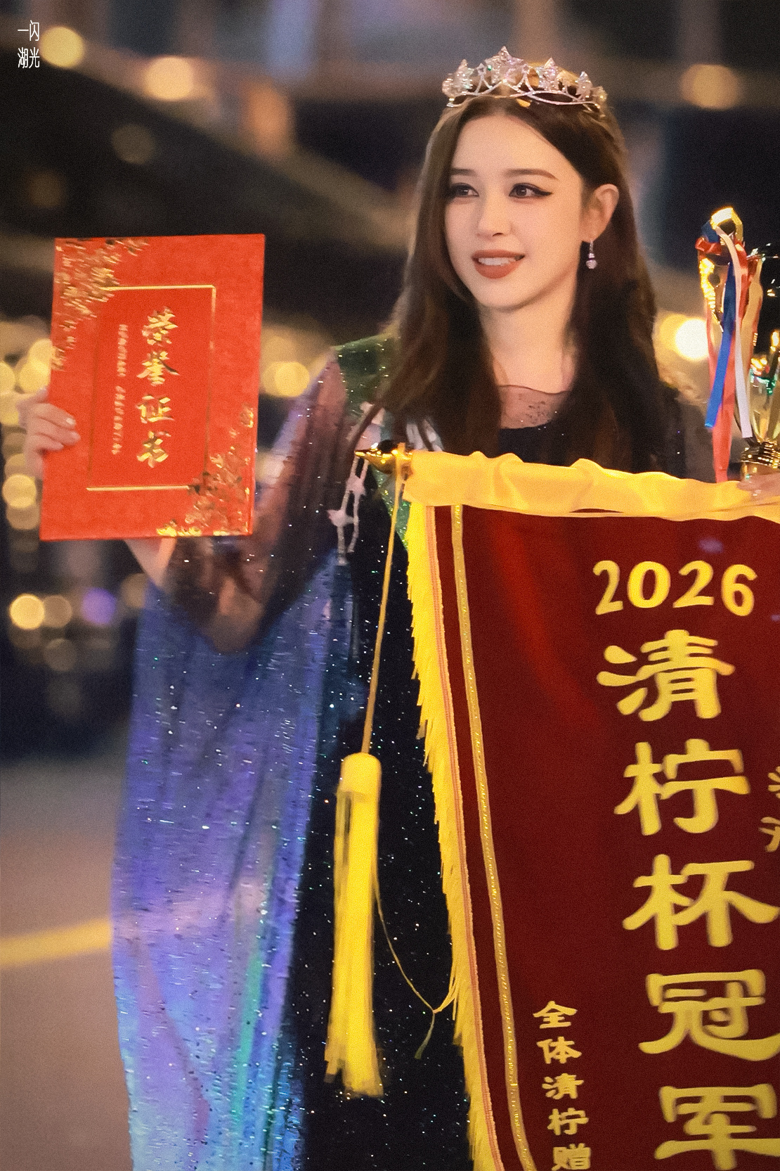 阚清子意难平阚清子机场被粉丝感动哭谁懂啊，看见阚清子被纪念册打动哭的时候直接破防