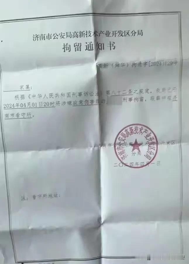 太荒唐了！学生见义勇为制止醉汉调戏女生，醉汉冲进校园掐学生脖子，学生挣脱把醉汉打