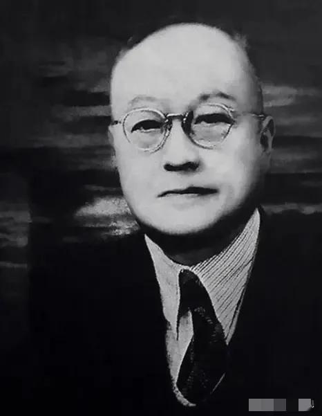 1945年，中统的徐恩曾被撤职后，无事可干的他改经商卖黄豆，囤了30万斤黄豆后，