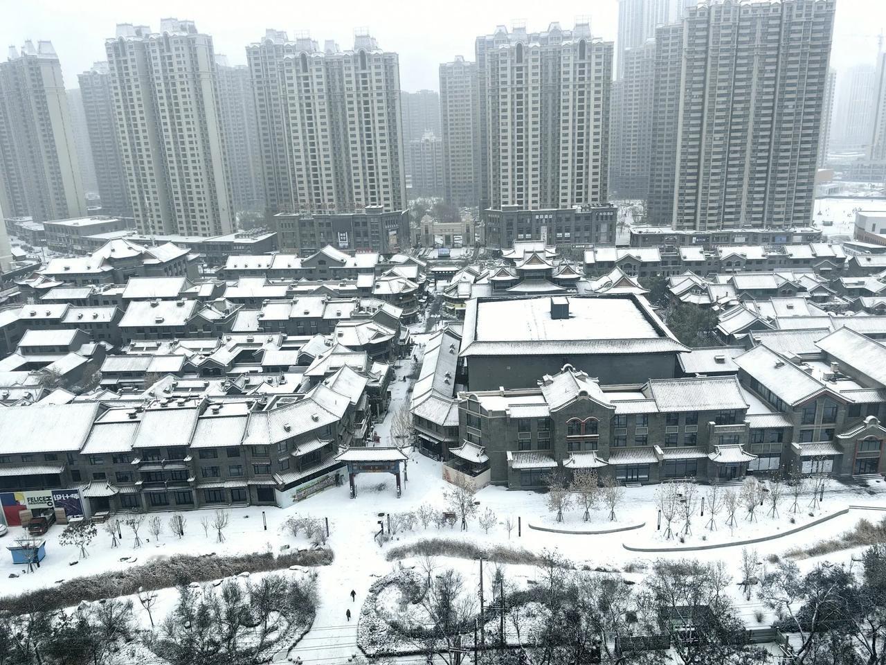 兰州老街披银装

风雪昨夜袭陇原
金城大地裹银装
老街旧貌换新颜
过了腊八便是年