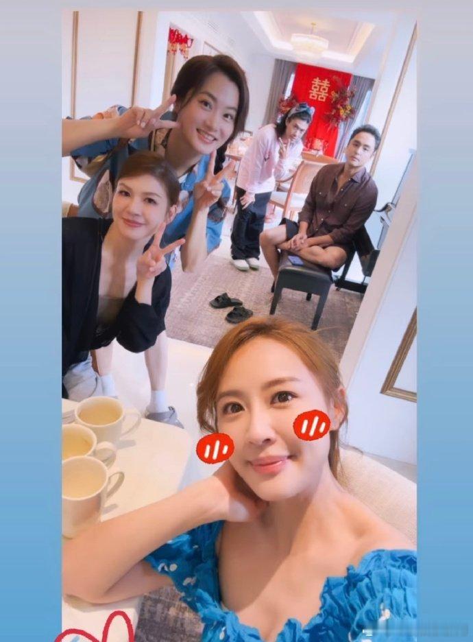 #明道儿子担任陈乔恩Alan婚礼花童# 明道带一家人都去参加陈乔恩Alan的婚礼