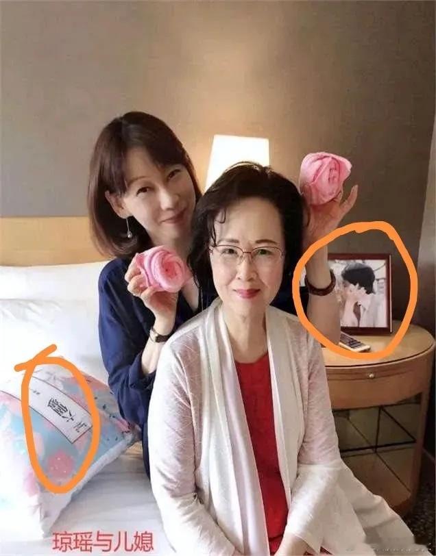琼瑶所在起居室的陈设，摆了一个粉蓝色抱枕，上面有几个字，依稀是六个梦几个字。床头