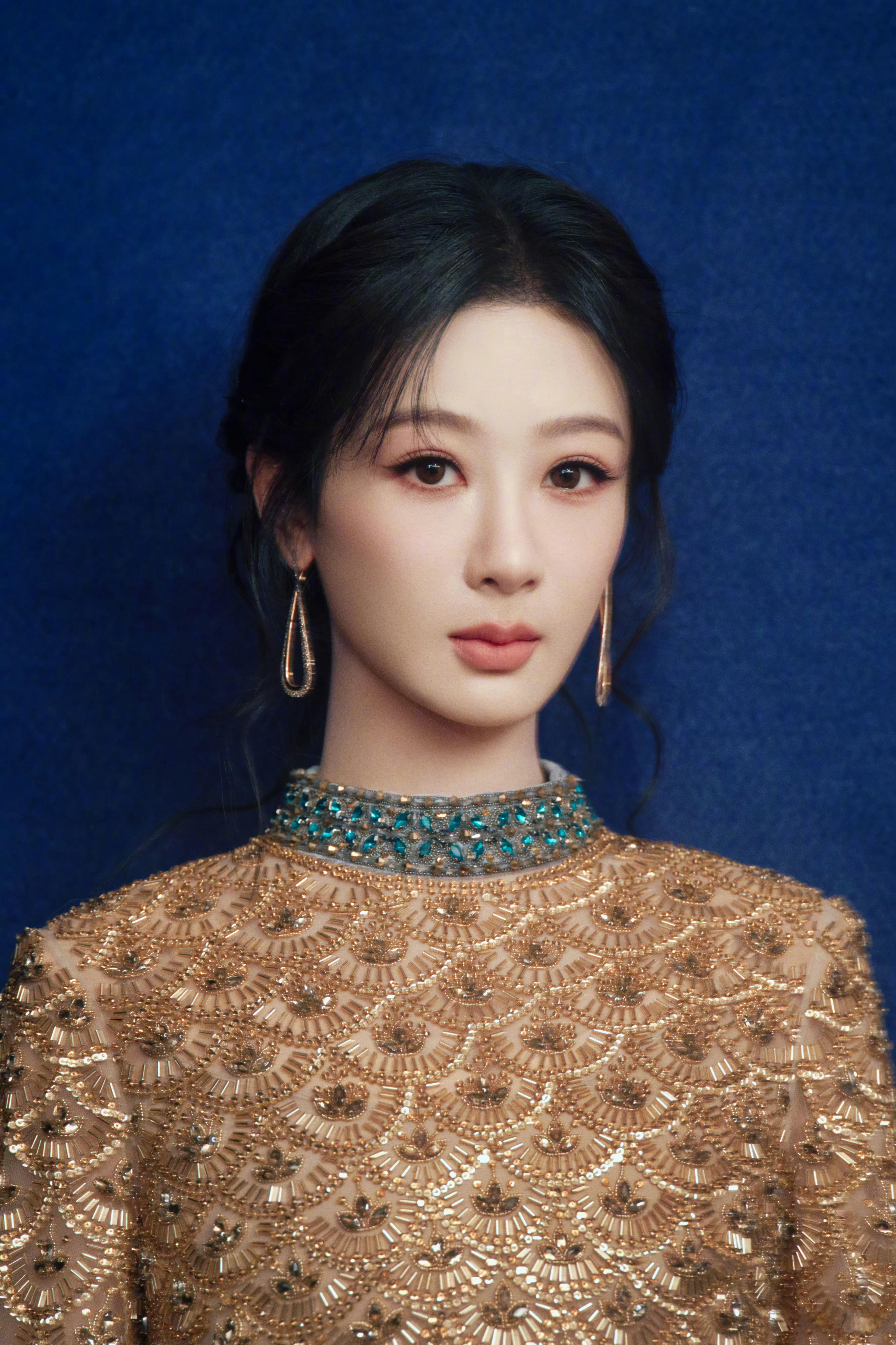 杨紫的精修图和生图差别大吗？杨紫侯鸿亮内场热聊雷佳音感谢杨紫帮领奖