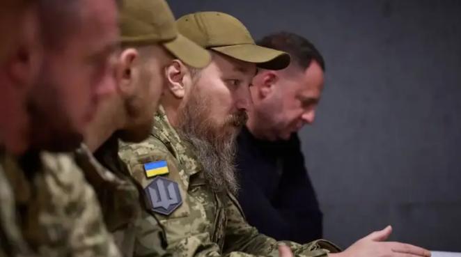 根据乌媒透露，乌克兰的“内斗”很可能即将开始，在泽连斯基的总统地位日渐衰弱的情况