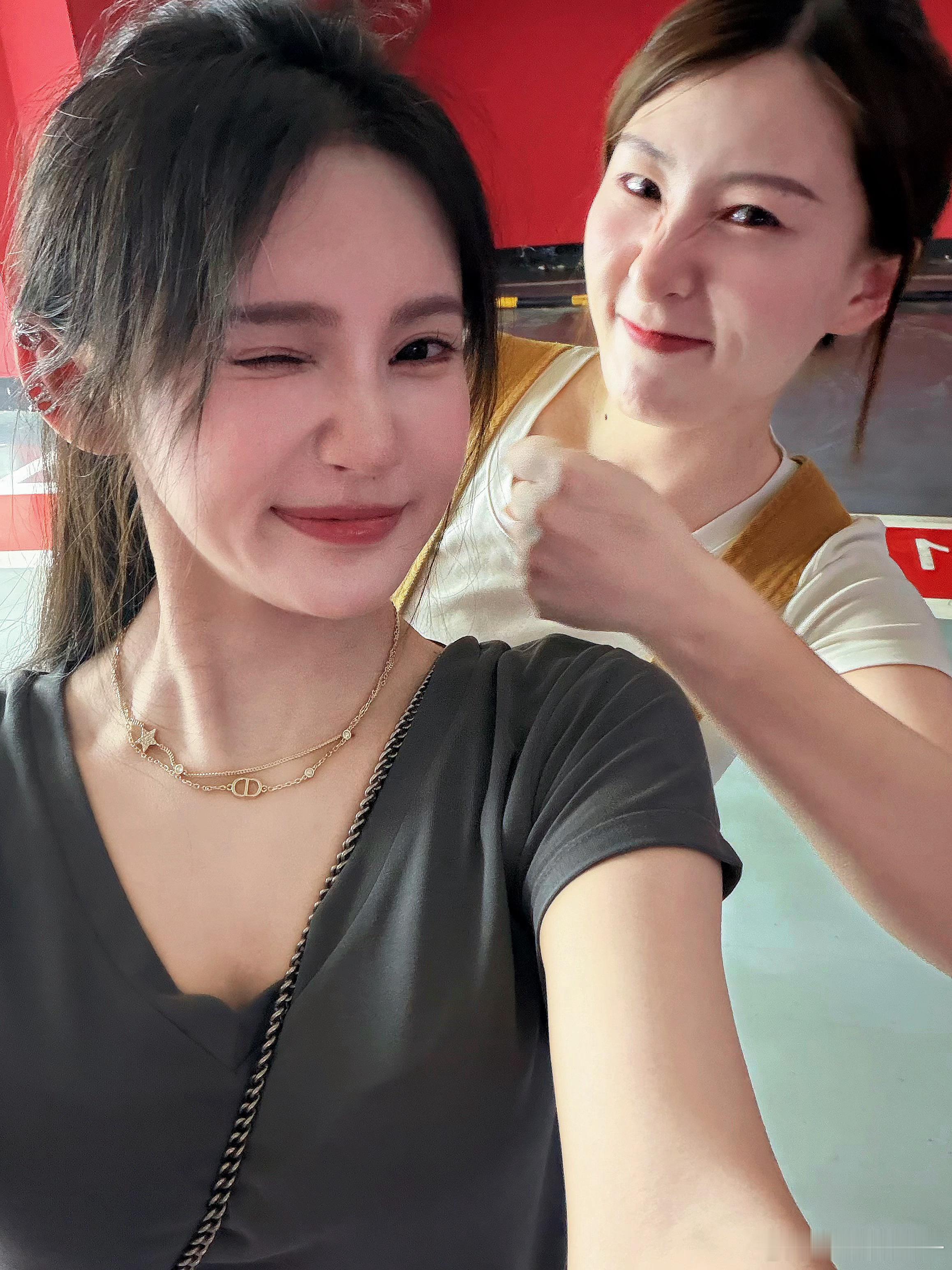 奇怪人类和她的好闺蜜 ​​​