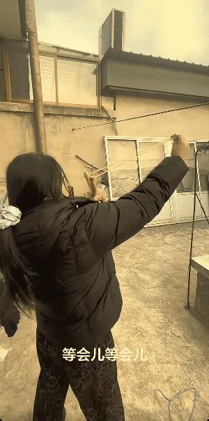 反噬是因为不懂装懂，痛的教训会使她吃一堑长一智。