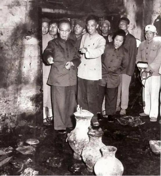 1958年，吴晗在主持完发掘万历皇帝的定陵后，联合郭沫若等人上书，请求挖掘秦始皇