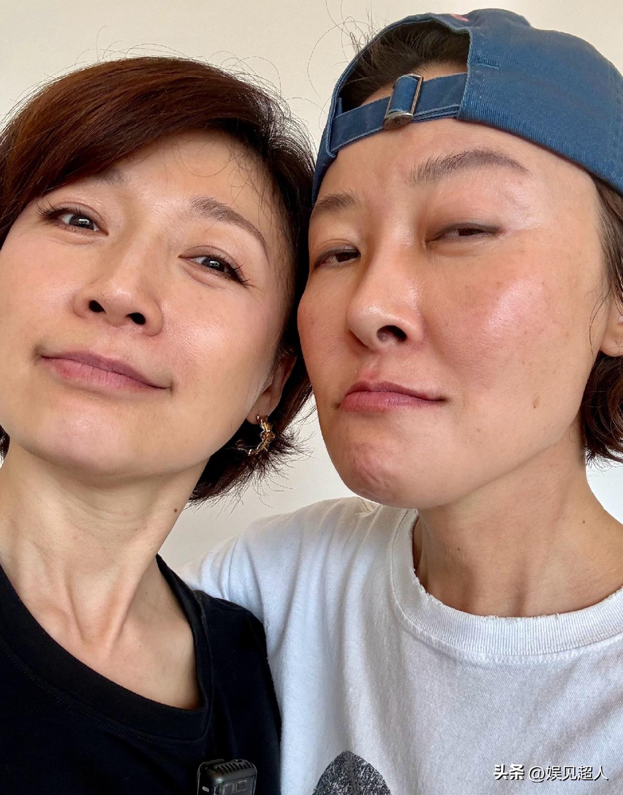 柯蓝和代乐乐同框：这确定不是亲姐妹？皮肤状态绝了！

柯蓝和代乐乐，同款短发、同