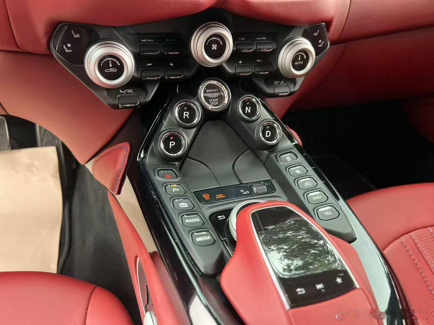 阿斯顿马丁Vantage、21年9500公里，带车衣，超跑爱好者的理想之选，最美