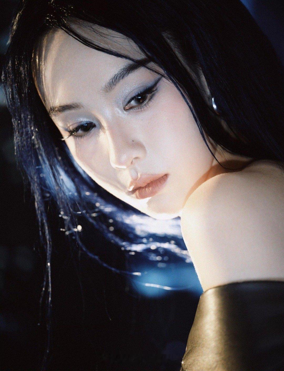 Wonderland中文版十二月号，不一样的陈都灵！太酷了！好有赛博朋克的味道