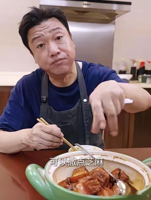 有些明星，真的不适合减肥，例如贾冰！瘦身成功的贾冰，继续拍视频教网友做菜，这一次