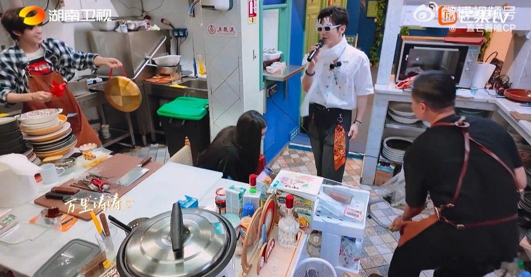 丁禹兮追星演我本人 丁禹兮被黄晓明饭撒了中餐厅 谁还没看到丁禹兮被饭撒后的小表情