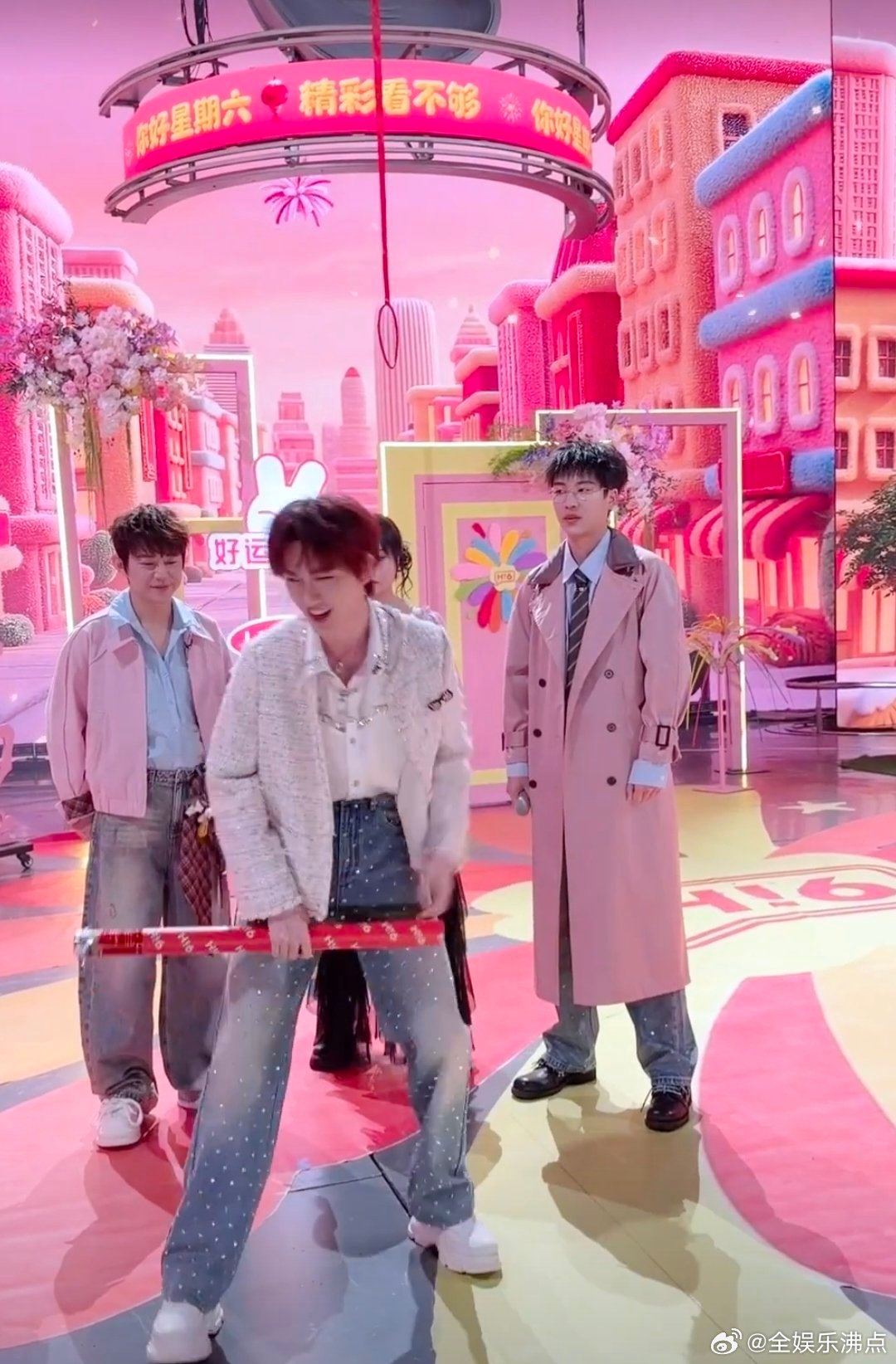  何炅震惊丁程鑫不会劈叉你好星期六后台柔韧度大挑战突然开启，何炅带头示范劈叉并表