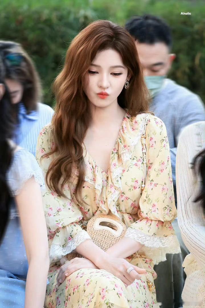 网友在上海和张予曦一起吃饭张予曦春日造型氛围感拉满粉丝羡慕网友上海幸运偶遇同张予