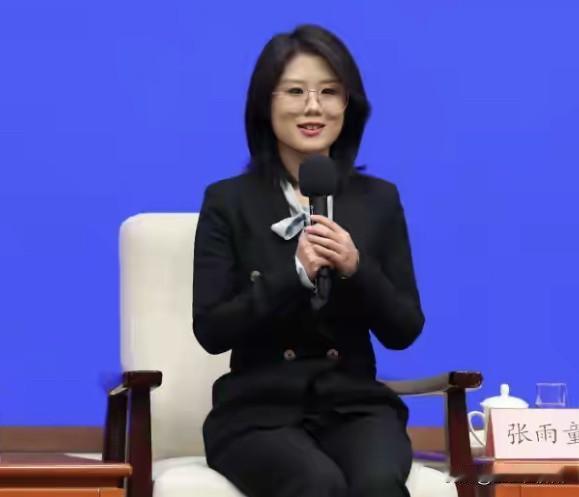 在中外记者会上，
记者问专家，
相对于5G网络，
6G都有哪些升级……
专家回答