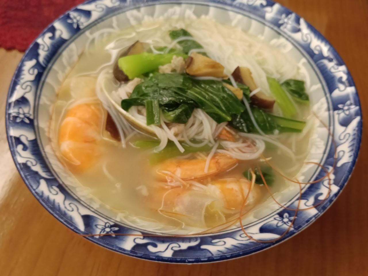 一碗热腾腾的海鲜粉丝汤真美味！