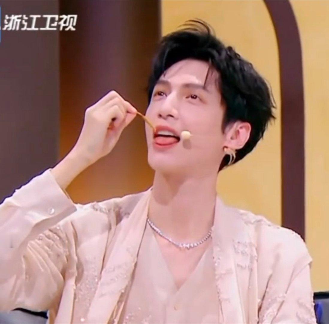 吃个虫草这么萌！！！想起那个“爸爸对不起”哈哈哈哈哈 