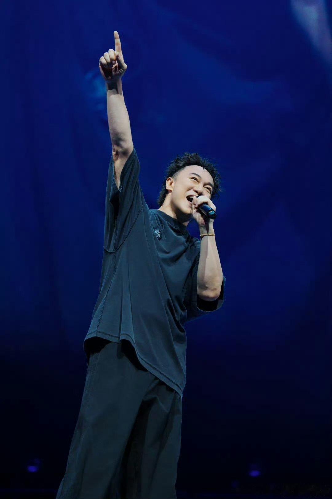 陈奕迅今晚的苦瓜比前一晚的苦 陈奕迅的演唱会唱了两次苦瓜！真的太满足了好吗 