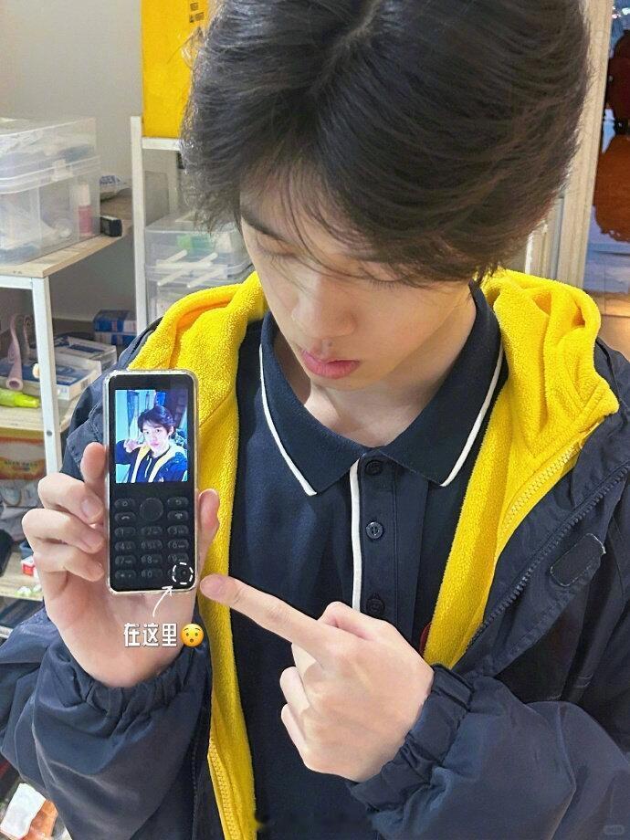 官俊臣剃头 少年气场全新升级！剃头之后清爽干练，眉眼英气逼人，简约造型自带松弛魅