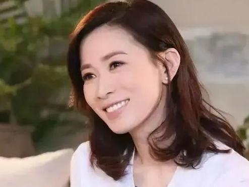 佘诗曼的回应，难掩不婚的遗憾

50岁的佘诗曼，可以说是事业大丰收，连续4次获封