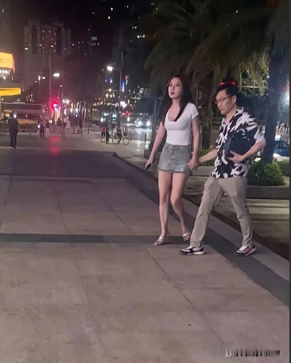 总不可能是他女儿吧？那你告诉我什么是爱情[流泪]