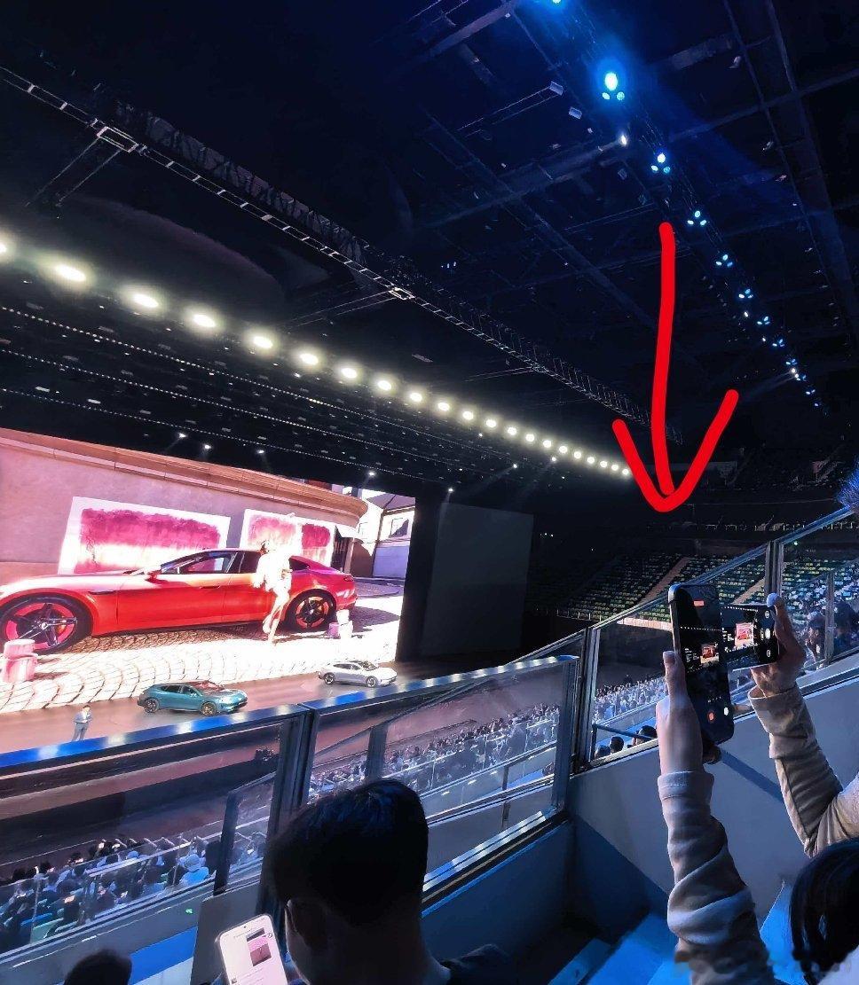 幸好翻到这张照片了侧面座位本来就是没有人坐的尚界z7上市价格21.98万元起尚界